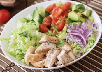 Ensalada de pollo, aguacate y pepino súper saludable y nutritiva