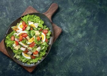 Ensalada de pollo asado y huevo duro para una comida nutritiva y deliciosa