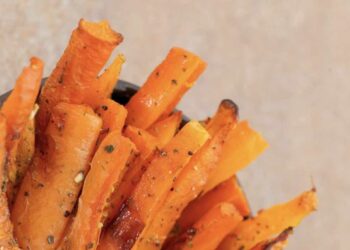 Zanahorias fritas en freidora de aire, crujientes por fuera y tiernas por dentro