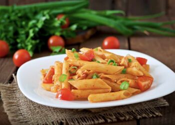 Macarrones con pollo y tomate. Receta fácil, rápida y súper sabrosa