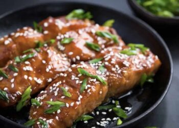 Salmón con salsa de soja, miel y sésamo en freidora de aire, súper jugoso y sabroso