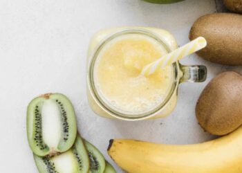 Smoothie de plátano y kiwi cremoso y refrescante