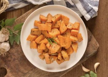 Calabaza asada en freidora de aire o airfryer para una guarnición dulce y muy fácil de hacer