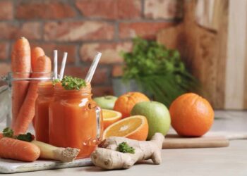 El batido viral de manzana y zanahoria que potencia el moreno y es detox