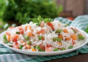 La ensalada de arroz clásica más fácil y rápida con 6 ingredientes