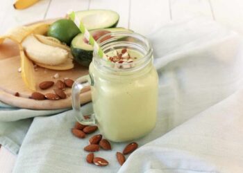 Batido de aguacate y plátano súper cremoso y nutritivo para un desayuno saludable