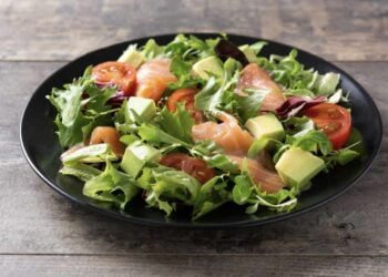 Ensalada de salmón ahumado y aguacate fácil y rápida