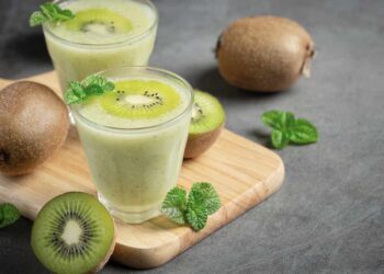 Batido de kiwi y leche rico en fibra, fácil y rápido para un desayuno saludable