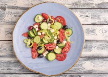 Ensalada griega de pepino y tomate con queso feta en menos de 10 minutos