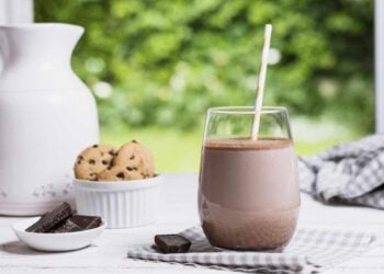Batido de chocolate casero, la receta clásica más fácil y rápida de hacer