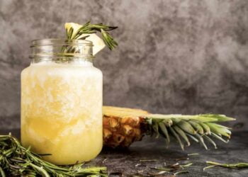 Batido detox de piña con 3 ingredientes y muy fácil de hacer