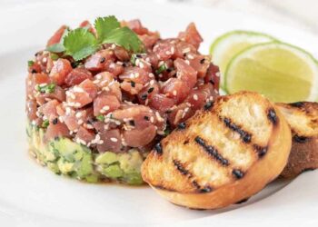 Tartar de atún rojo y aguacate jugoso y delicioso. Receta fácil y rápida