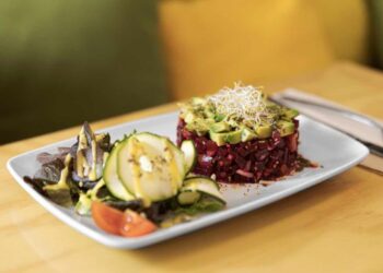 Tartar de remolacha y aguacate, receta vegana súper sabrosa y muy fácil de hacer