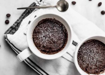 Bizcocho de chocolate en taza o mug cake en microondas, para satisfacer un antojo de forma fácil y rápida