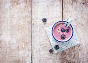 Batido de arándanos y yogur súper cremoso. Receta fácil y rápida para un desayuno o merienda perfecta