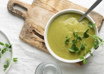 Crema de verduras con pollo súper reconfortante para una comida o cena deliciosa
