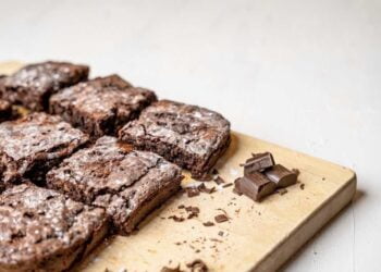 Brownie sin harina con 3 ingredientes y en el microondas, fácil y rápido