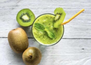 Batido de kiwi con limón, manzana y jengibre. Receta saludable con efecto antiinflamatorio