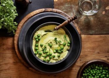 Hummus de guisantes, aperitivo saludable para disfrutar en cualquier momento