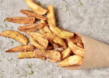 Patatas gajo en freidora de aire o airfryer, crujientes por fuera y tiernas por dentro