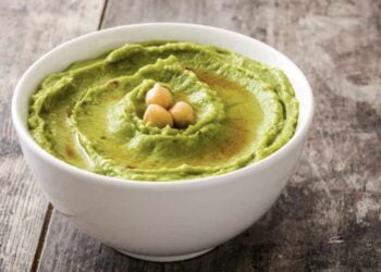 Hummus de aguacate para un picoteo de untar perfecto, fácil y rápido