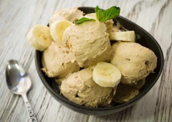 Helado de plátano saludable y súper cremoso con 3 ingredientes, receta fácil y rápida