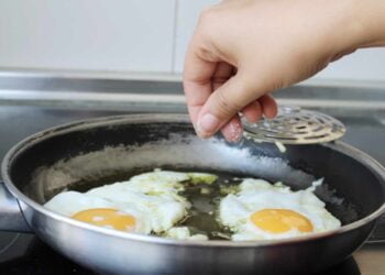 El trucazo para evitar que el aceite salte al freír los alimentos