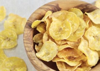 Chips de plátano en freidora de aire o airfryer para un picoteo perfecto