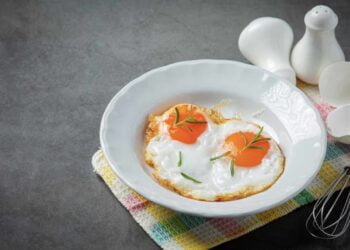 Huevos fritos en freidora de aire o airfryer, así es cómo debes freírlos para que queden perfectos