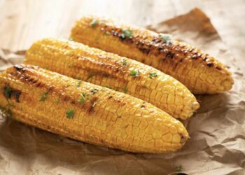 Mazorcas de maíz en freidora de aire o airfryer, una guarnición fácil y rápida