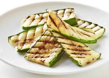 Calabacines al grill, caramelizados por fuera y tiernos por dentro