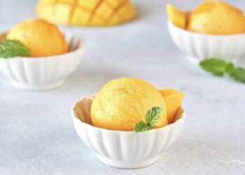 Helado de mango cremoso y súper refrescante, sin heladera