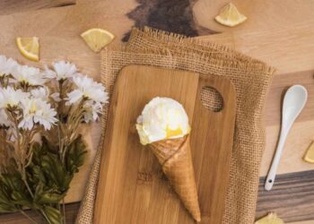 Helado de limón casero, el postre más refrescante del verano con tan solo 4 ingredientes