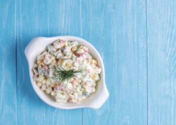 Ensalada de palitos de cangrejo, huevo, maíz y pepino súper refrescante