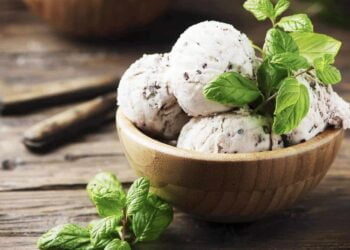 Helado de stracciatella casero con 4 ingredientes y sin heladera