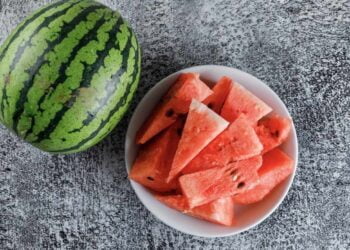Así es la forma más fácil de cortar y pelar una sandía, en 5 minutos la tendrás lista