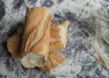 Cómo descongelar pan fácil y rápido para que quede como recién horneado