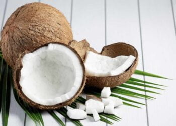 Los 3 pasos para abrir y pelar un coco de la manera más fácil y rápida