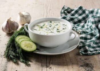 Tarator, la sopa fría búlgara de yogur y pepino para una comida o cena veraniega