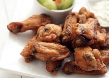 Alitas de pollo en airfryer o freidora de aire crujientes por fuera y jugosas por dentro