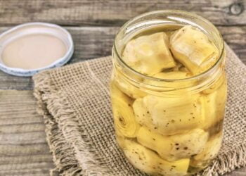 El truco viral para quitar la acidez de las alcachofas en conserva