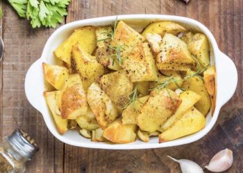 Patatas asadas al horno, receta fácil y súper sabrosa para una guarnición perfecta
