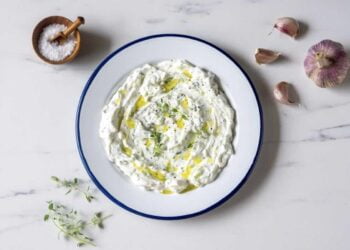 Tzatziki, la mejor salsa griega de yogur y pepino para dipear