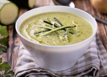 Crema de calabacín, la receta fácil y rápida para una cena saludable