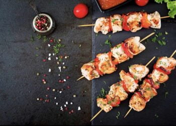 Pinchos morunos de pollo en freidora de aire o airfryer, con o sin verdura fáciles y rápidos