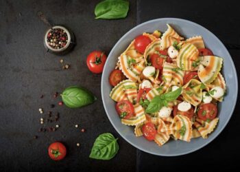 Ensalada de pasta con tomates cherry y mozzarella, receta veraniega fácil y refrescante