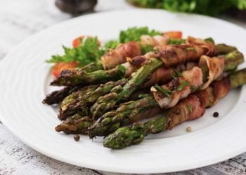 Espárragos trigueros con bacon, receta fácil y rápida con 2 ingredientes