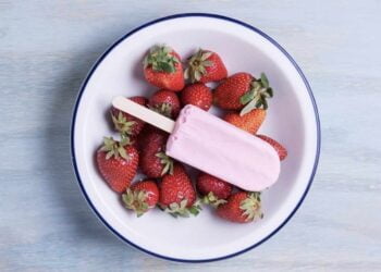 Polos de fresa caseros, receta fácil y saludable con yogur griego