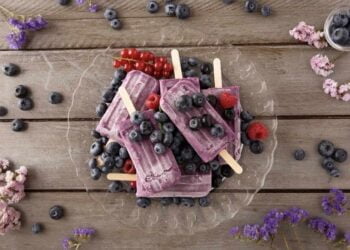 Polos de frutos rojos y yogur griego, receta fácil y saludable para refrescarte en verano