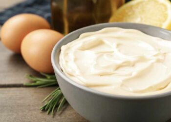 Mayonesa con huevo cocido, receta fácil y rápida para evitar intoxicaciones